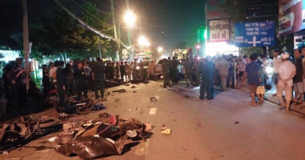 Hiện trường vụ ô tô 7 chỗ đâm liên hoàn làm nhiều người thương vong Hiện trường vụ ô tô 7 chỗ đâm liên hoàn làm nhiều người thương vong