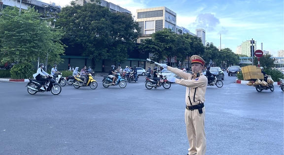 Hoa vẫn nở trên những cung đường bỏng cháy Hoa vẫn nở trên những cung đường bỏng cháy