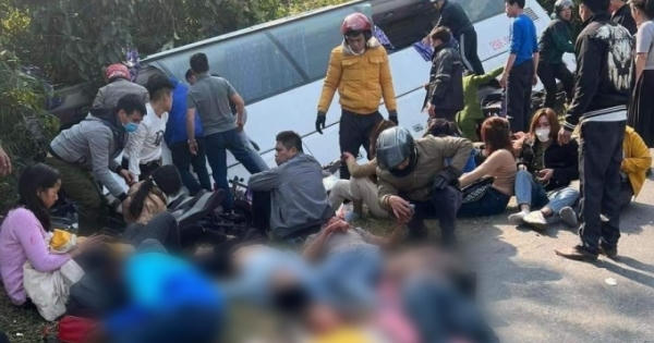 Xe khách lật nhào trên Đèo Cón, nhiều người bị thương