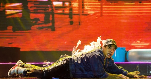 Thót tim thí sinh Làng hài mở hội bị đốt cháy ngay trên sân khấu Thót tim thí sinh Làng hài mở hội bị đốt cháy ngay trên sân khấu