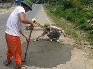 Xôn xao clip cán bộ giao thông trách mắng người dân vì tự ý vá đường