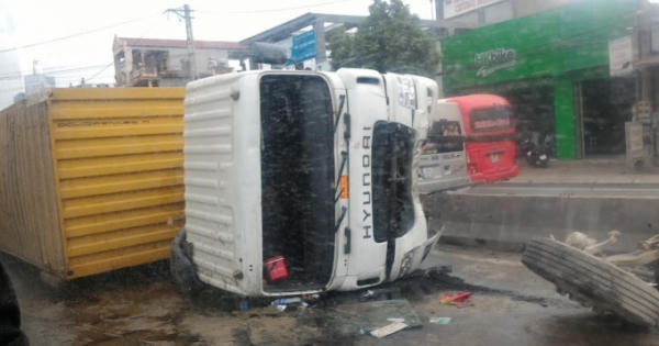Thanh Hóa: Xe container đâm nát 26m giải phân cách, lật nghiêng văng bánh