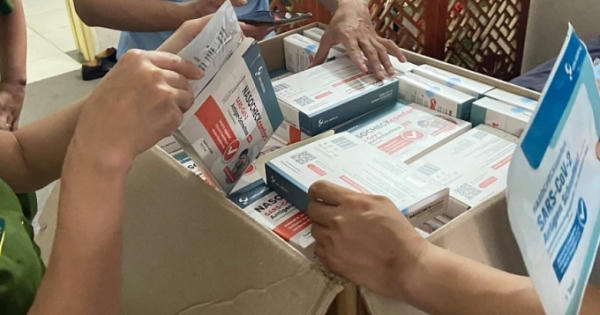 Hơn 3 nghìn que test nhanh Covid-19 không rõ nguồn gốc vừa bị thu giữ tại Hà Nội Hơn 3 nghìn que test nhanh Covid-19 không rõ nguồn gốc vừa bị thu giữ tại Hà Nội