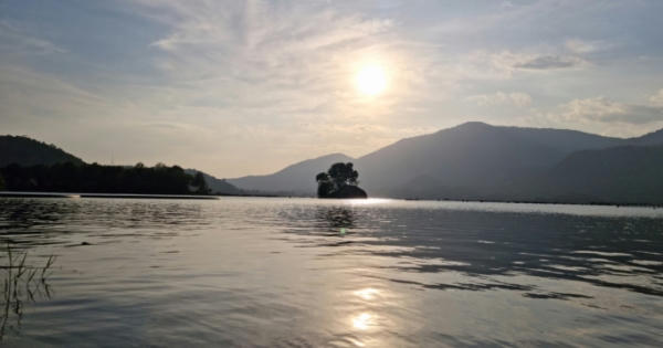 Chiều buông trên hồ Đa Mi Chiều buông trên hồ Đa Mi