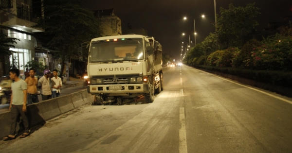 Kinh hoàng cảnh xe máy vừa bị hung thần kéo lê vừa cháy ngùn ngụt