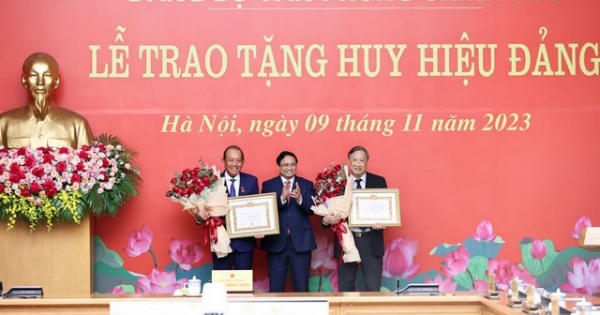 Thủ tướng Chính phủ trao Huy hiệu Đảng tặng các đồng chí nguyên Phó Thủ tướng Chính phủ Thủ tướng Chính phủ trao Huy hiệu Đảng tặng các đồng chí nguyên Phó Thủ tướng Chính phủ