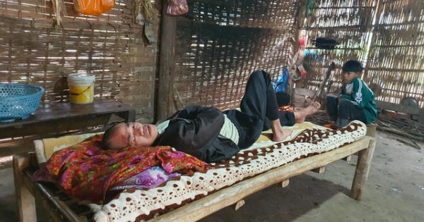 Nhói lòng cảnh cậu bé 13 tuổi đốt lửa sưởi ấm cho bố nằm liệt ngày đầu xuân