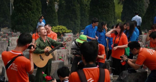 Thắp một nén nhang nơi đầu gió… Thắp một nén nhang nơi đầu gió…