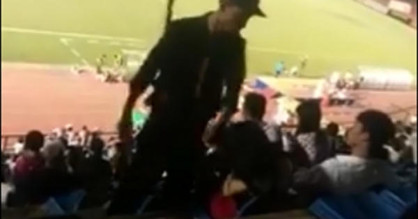 Phẫn nộ clip Cảnh sát cơ động tát nữ khán giả trên sân bóng