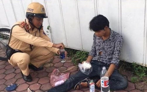 Người đàn ông bất tỉnh trên đường được CSGT giúp đỡ