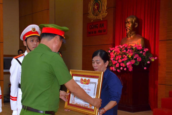 Trao bằng Tổ quốc ghi công cho thân nhân Liệt sĩ Nguyễn Ngọc Minh Nhật