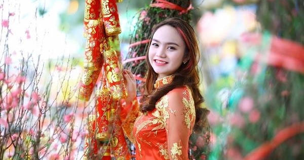 Các nữ sinh sánh duyên cùng ngàn hoa Xuân đón Tết cổ truyền