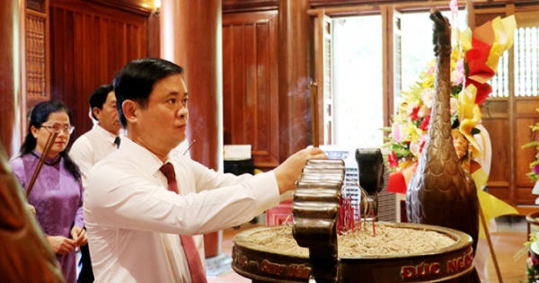 Lãnh đạo tỉnh Nghệ An dâng hương tưởng niệm Chủ tịch Hồ Chí Minh nhân dịp Quốc khánh 2/9 Lãnh đạo tỉnh Nghệ An dâng hương tưởng niệm Chủ tịch Hồ Chí Minh nhân dịp Quốc khánh 2/9