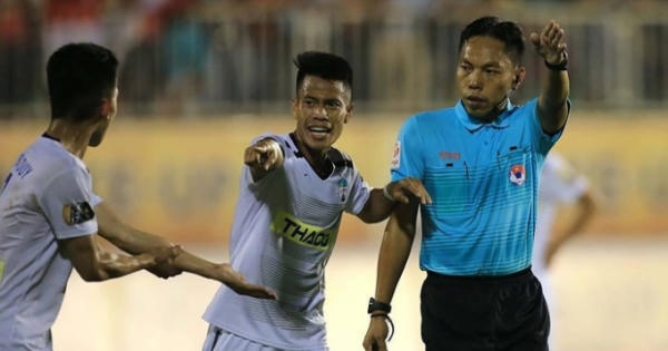 V.League lại "nổi sóng" vì các quyết định gây tranh cãi của trọng tài