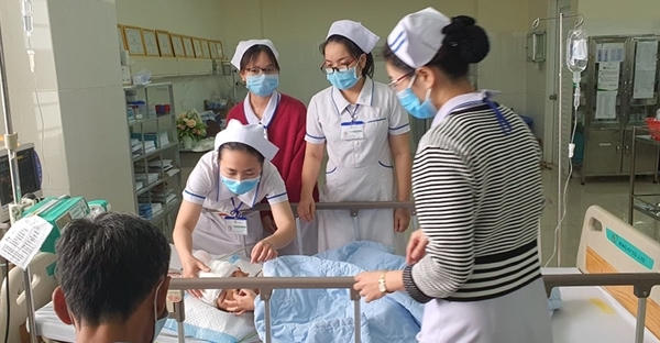 Bố chém con trai nguy kịch, phải khâu hàng trăm mũi