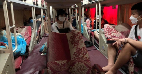Phát hiện xe khách chở nhiều người định "thông chốt" để về quê