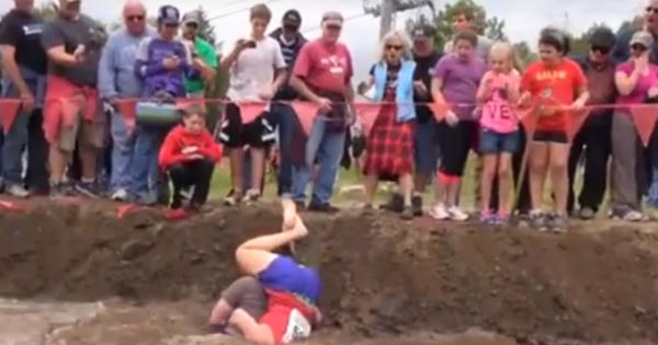 Không nhịn được cười với cuộc thi cõng vợ vượt chướng ngại vật