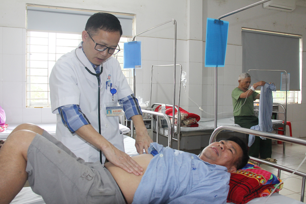 Hàng chục người nhập viện nghi ngộ độc sau khi ăn cỗ cưới