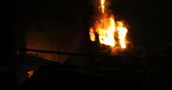 Hà Nội: Clip cháy lớn kéo dài hơn 2h trên phố Nguyễn Khang