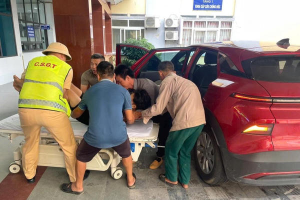 CSGT Hà Tĩnh hỗ trợ đưa thanh niên trọng tình trạng nguy kịch đi cấp cứu an toàn
