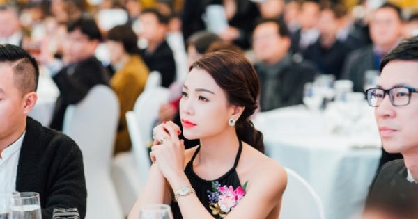 Trà Ngọc Hằng khoe lưng trần bất chấp thời tiết lạnh 3 độ C