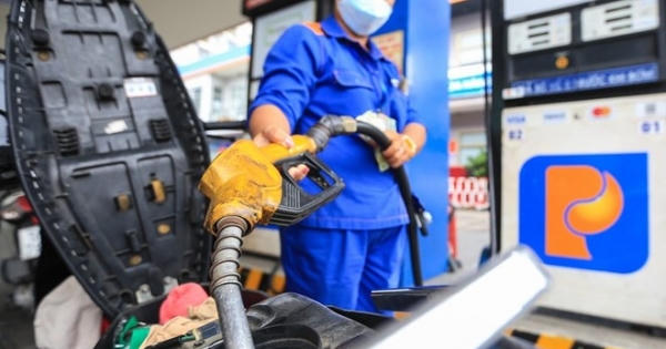 Giá xăng RON95 tăng thêm gần 1.000 đồng mỗi lít