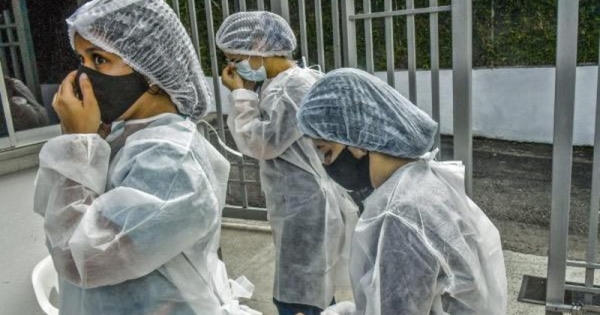 Tròn 1 năm đại dịch, 3.000 y tá tử vong vì COVID-19