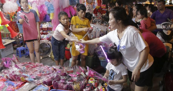 Chợ Trung thu phố cổ Hà Nội hút khách dịp nghỉ lễ 2/9