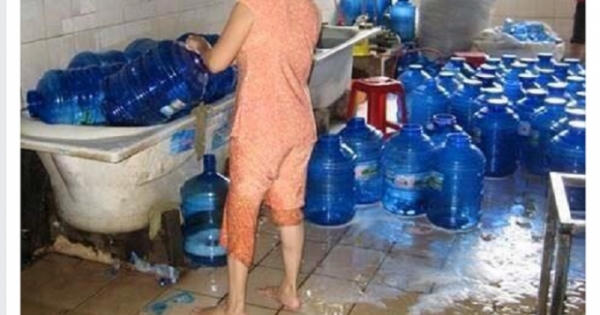 Hãi hùng cảnh sản xuất nước uống đóng bình siêu bẩn