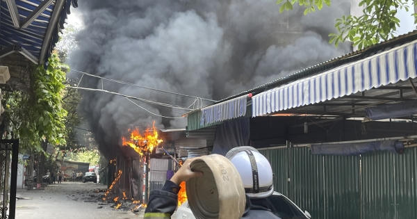 Cảnh sát kịp thời ngăn cháy lan tại bãi trông giữ phương tiện tự phát