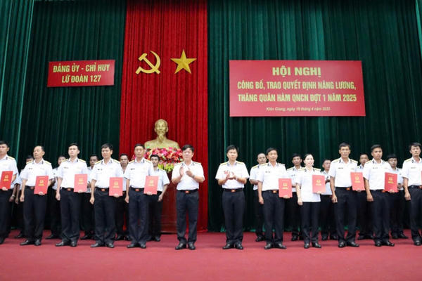 Nhiều quân nhân chuyên nghiệp BTL Vùng 5 Hải quân được nâng lương, thăng quân hàm Nhiều quân nhân chuyên nghiệp BTL Vùng 5 Hải quân được nâng lương, thăng quân hàm