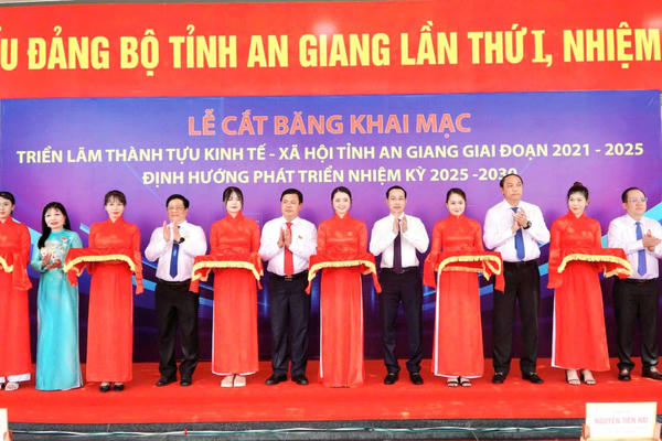 Khai mạc Triển lãm thành tựu kinh tế - xã hội chào mừng Đại hội đại biểu Đảng bộ tỉnh An Giang Khai mạc Triển lãm thành tựu kinh tế - xã hội chào mừng Đại hội đại biểu Đảng bộ tỉnh An Giang