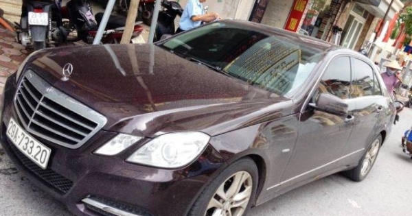 Bán gấp xe Mercedes-Benz E250 CGI màu mận