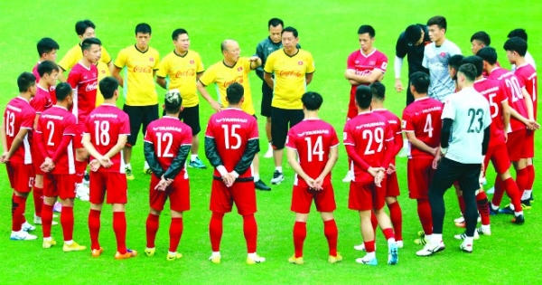 Tuyển Việt Nam đủ quân số, thầy Park 'đóng cửa cài then'