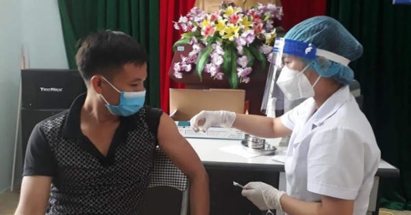 Nghệ An: Tiêm vắc-xin cho tiểu thương các chợ trên địa bàn TP Vinh