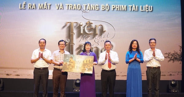 Hải Phòng: Ra mắt và trao tặng phim tài liệu “Tiên Lãng - miền đất sáng” Hải Phòng: Ra mắt và trao tặng phim tài liệu “Tiên Lãng - miền đất sáng”