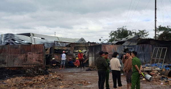 Đắk Lắk: "Bà hỏa" ghé thăm thiêu rụi cơ sở nhôm nhựa tại xã FơnDrang