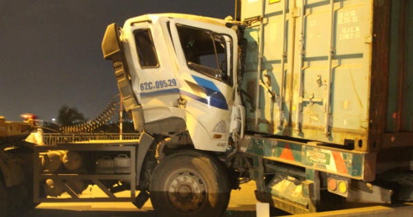 Xe container tông nhau biến dạng trên cầu “tử thần”