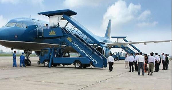 Vụ “xe biển xanh vào sân bay đón người thân”: Lỗi công văn hay hành vi nịnh bợ? Vụ “xe biển xanh vào sân bay đón người thân”: Lỗi công văn hay hành vi nịnh bợ?