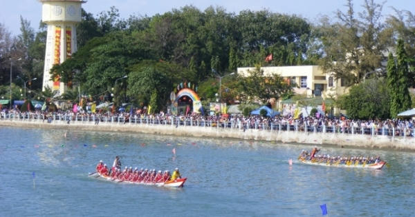 Bình Thuận: Tưng bừng Lễ hội đua thuyền truyền thống mừng Xuân Bính Thân