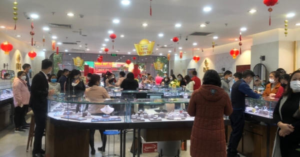 Quảng Ninh: Người dân Hạ Long đổ xô đi mua vàng ngày vía Thần Tài Quảng Ninh: Người dân Hạ Long đổ xô đi mua vàng ngày vía Thần Tài