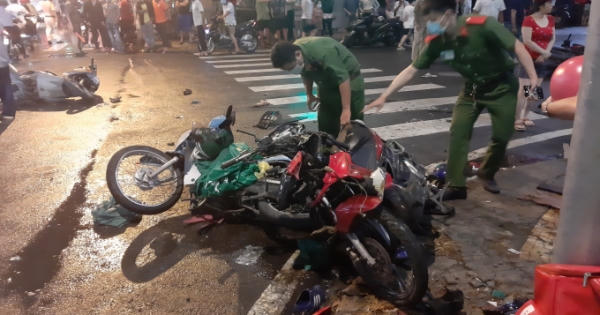 Cô gái lái ô tô đâm 7 xe máy khiến nhiều người bị thương ở TP HCM
