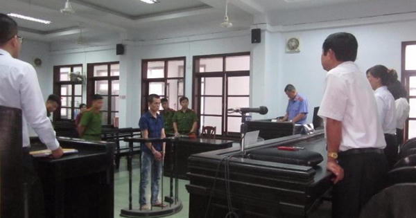 Gọi cửa không ai trả lời, cầm chai thủy tinh truy sát chủ nhà