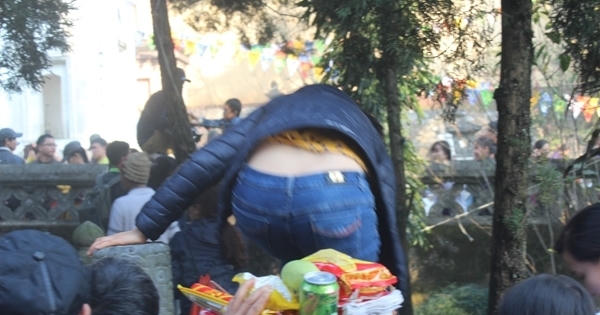 Du khách "vượt tường" trong ngày khai hội Chùa Hương