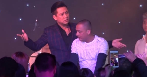 [Clip]: Tuấn Hưng sững sờ sau khi bị người lạ giật micro ngay trên sân khấu