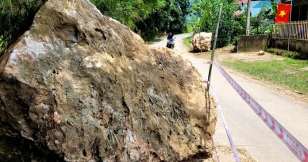 Hàng chục tấn đất đá rơi xuống tỉnh lộ 523D khiến nhiều nhà dân phải sơ tán