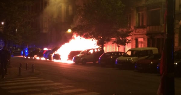 Nổ liên tiếp tại thủ đô Bỉ, hàng loạt xe bốc cháy