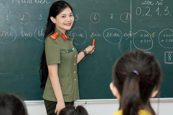Nữ Trung úy Công an giúp trẻ khuyết tật tiếp cận với ngôn ngữ mới