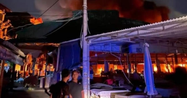 Hải Phòng: Cháy chợ Núi Đèo, nhiều ki-ốt bị thiêu rụi