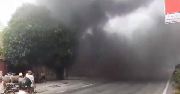 Nhà hai tầng cháy dữ dội, khói đen mù mịt vây kín quốc lộ 1A